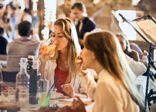 Жените които се хранят в компания приемат повече калории съобщи